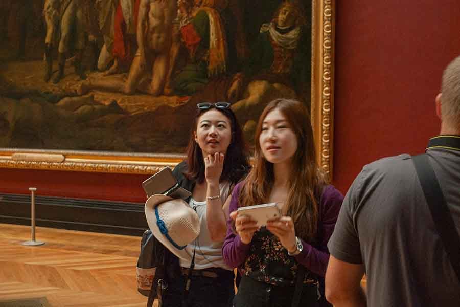Contexto en la fotografía en una imagen de doa chicas en ell Louvre